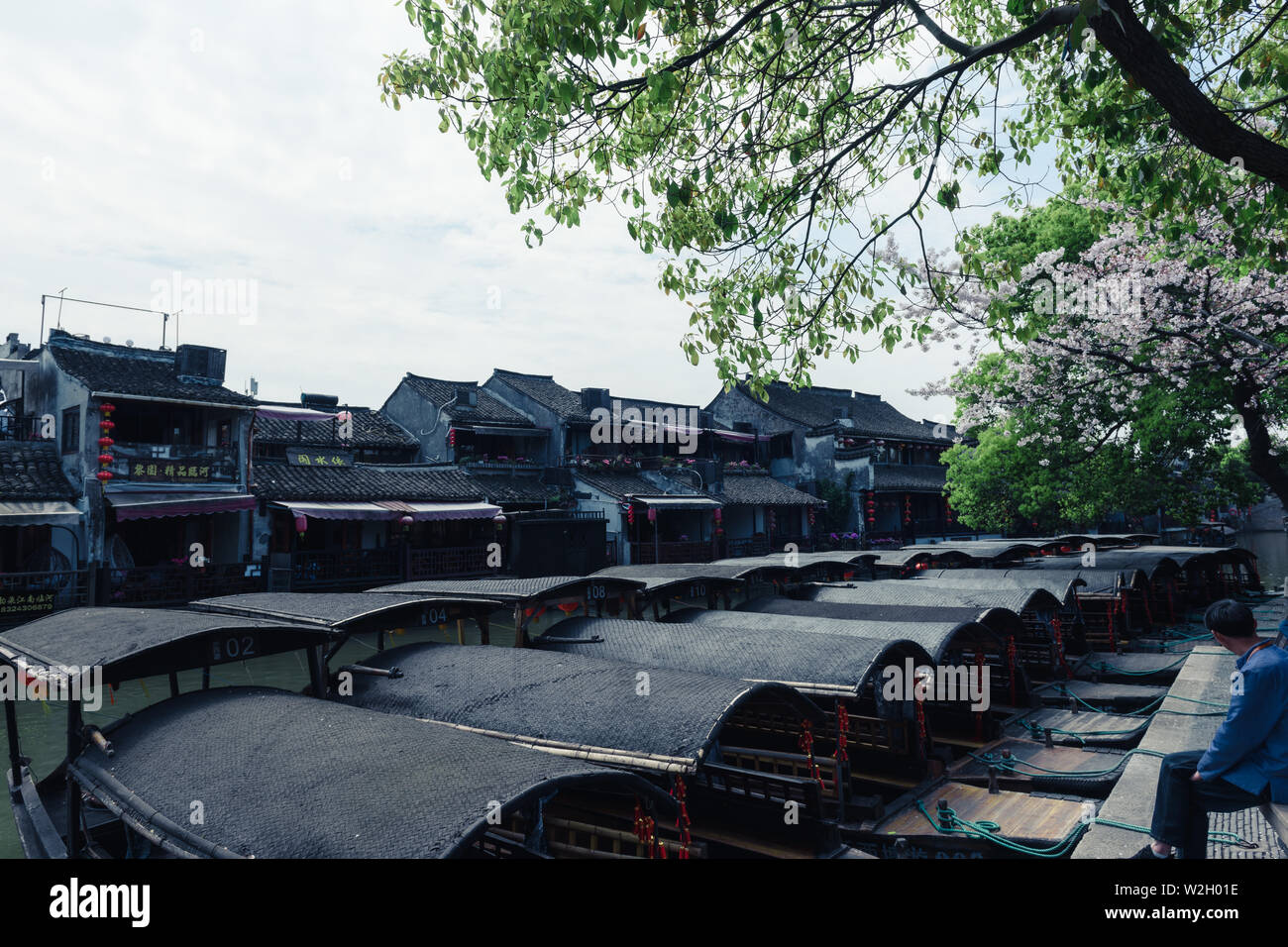 XITANG - Mar 31,2019: Touristische Boote auf dem Wasser Kanäle von Xitang Stadt in der Provinz Zhejiang, China Stockfoto