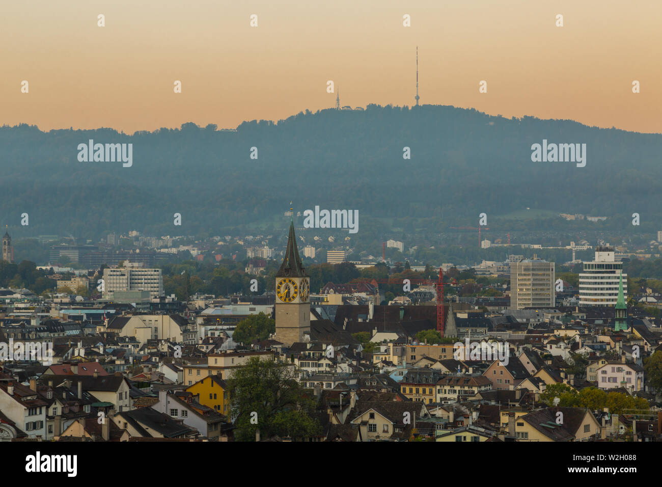 Morgenlicht über den Dächern von Zürich mit St. Peter Kirche Stockfoto