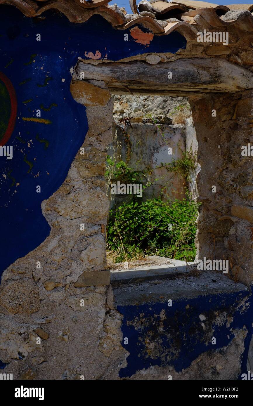 Gemalte Graffiti an der Wand zu einem Newhouse im Bergdorf auf Korfu Afionis befestigt Stockfoto