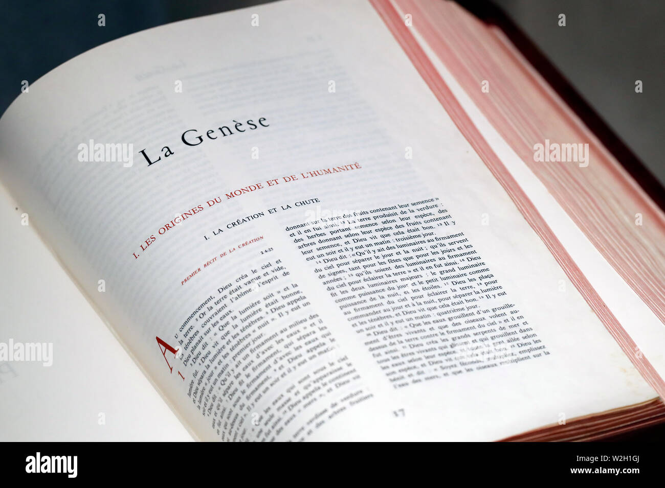 Bibel in der Kirche öffnen. Das Buch Genesis. Combloux. Frankreich. Stockfoto