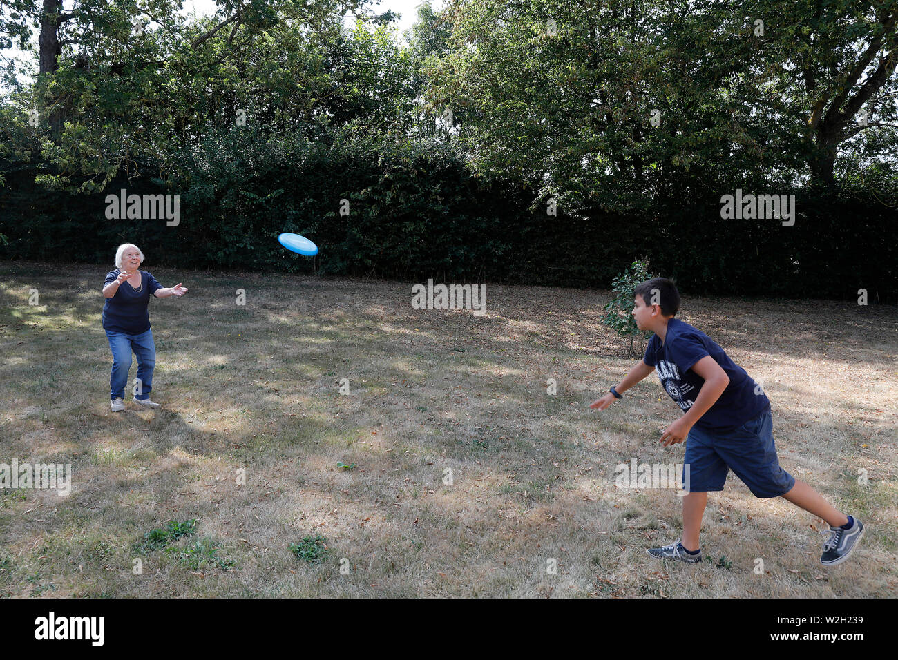 Der 12-jährige Junge spielt Frisbee mit seiner Großmutter in Bosc-Renoult, Frankreich. Stockfoto Der 12-jährige Junge spielt Frisbee mit seiner Großmutter in Bosc-Renoult, Frankreich. Stockfoto