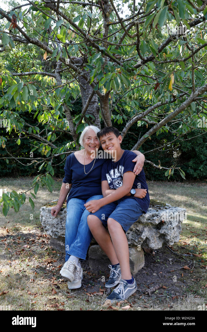 12-jähriger Junge beim Kuscheln mit seiner Großmutter in Bosc-Renoult, Frankreich. Stockfoto