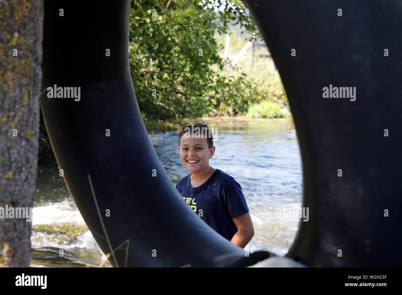 12-jähriger Junge durch einen Gummiring in Bosc-Renoult, Frankreich gesehen. Stockfoto 12-jähriger Junge durch einen Gummiring in Bosc-Renoult, Frankreich gesehen. Stockfoto