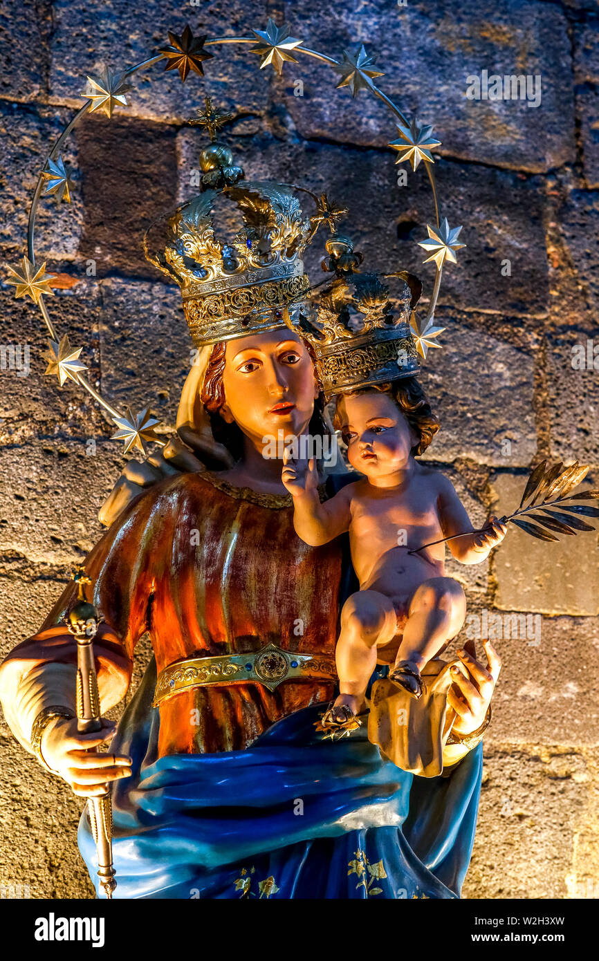 Santa Agata Basilika - Kathedrale, Catania, Sizilien (Italien). Gekrönte Jungfrau und Kind mit Sternen. Stockfoto