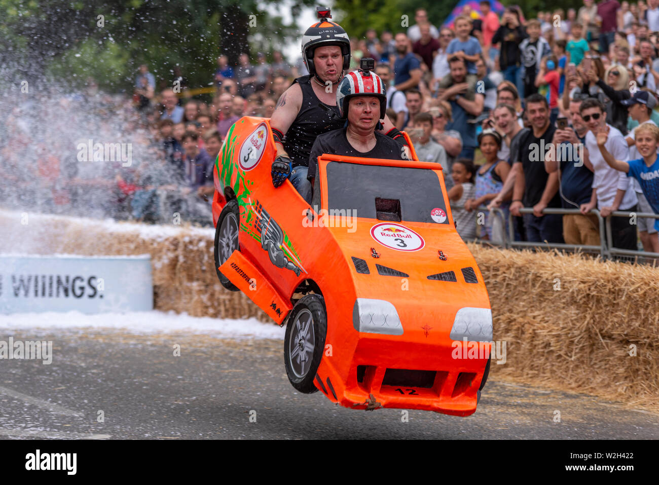 2 Fast 2 Furious Team B konkurrieren in der Red Bull Seifenkistenrennen 2019 an Alexandra Park, London, UK. Sprung über Rampe mit Menschen, Massen Stockfoto