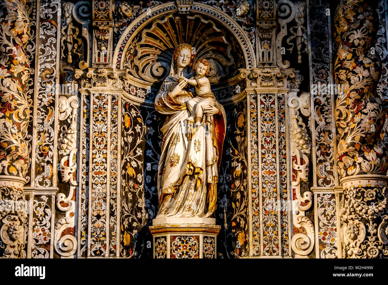 San Giuseppe dei Teatini Kirche, Palermo, Sizilien, Italien. Jungfrau und Kind Statue. Stockfoto