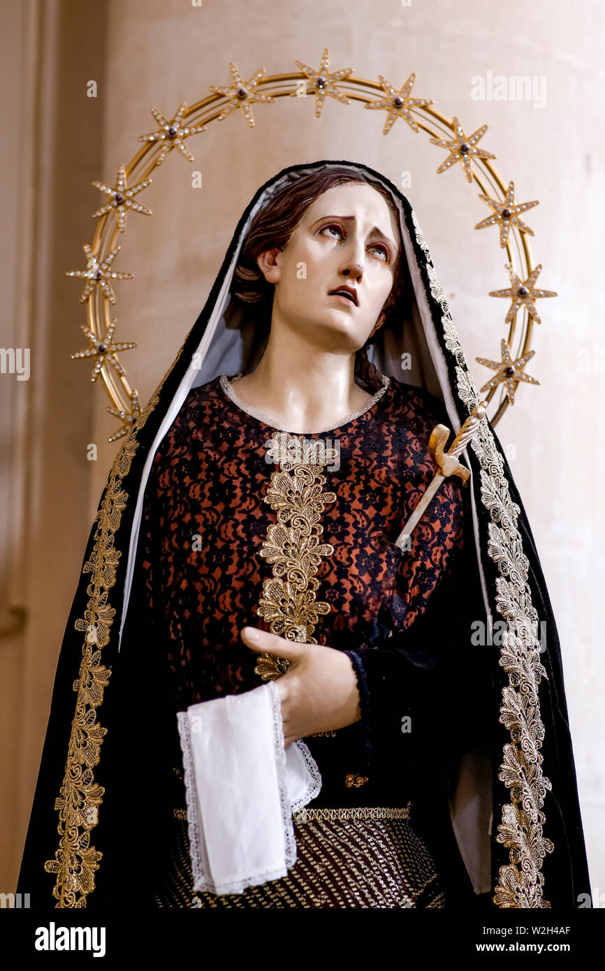 Santa Maria dell'Itria Kirche, Ragusa, Sizilien (Italien). Statue mit der Darstellung der Jungfrau Maria mit einer Krone von Sternen, ein Schwert und ein Taschentuch. Stockfoto