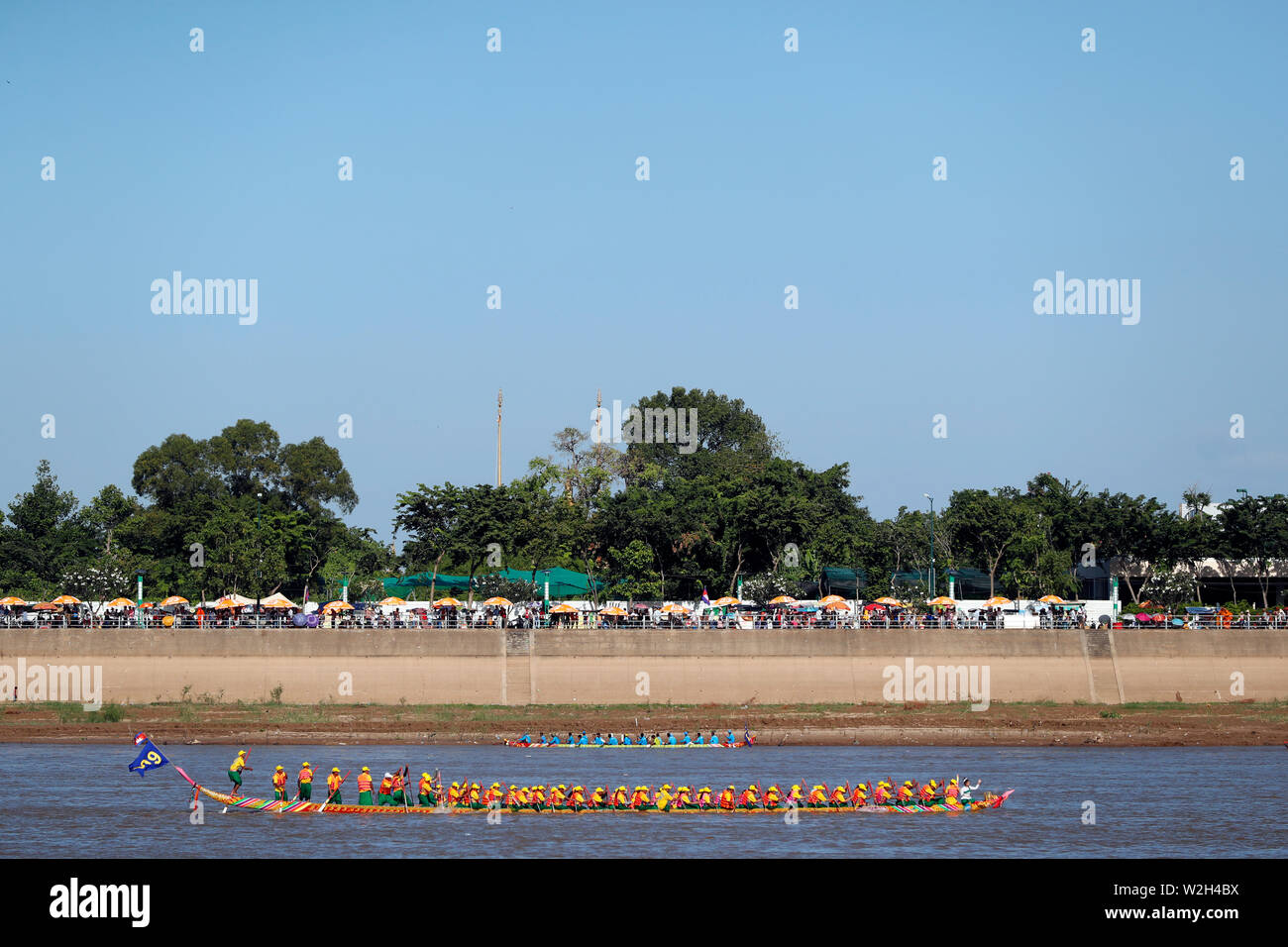 Phnom Penh feiert Bon Om Touk, der Kambodschanischen Wasser Festival, mit Drachenbootrennen auf dem Tonle Sap Fluss. Kambodscha. Stockfoto