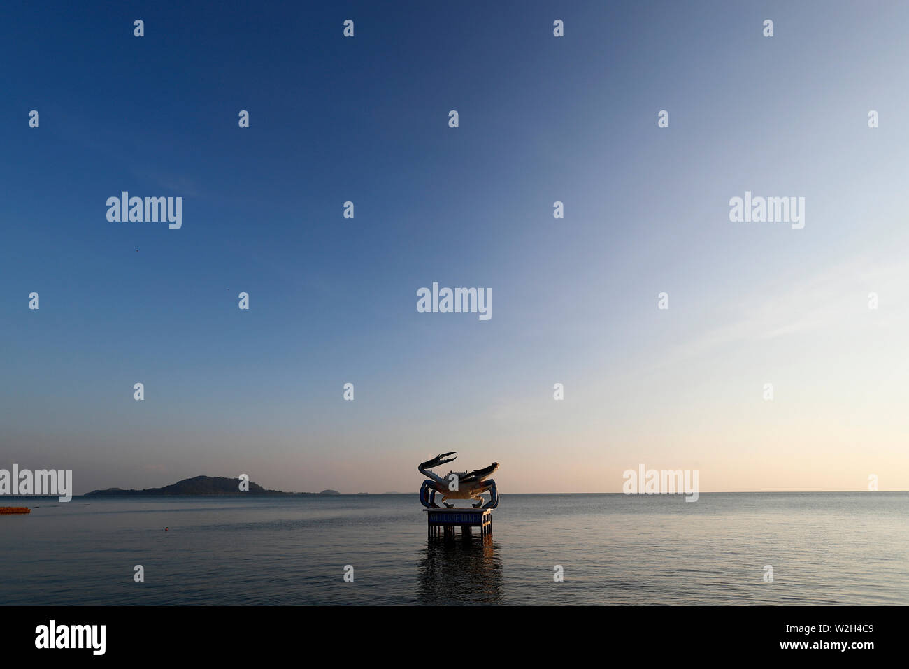 Übergroße Statue einer Krabbe aus dem Meer vor der Küste steigende freundliche Menschen, Kep und zeigen, was da so berühmt ist. Kep. Kambodscha. Stockfoto