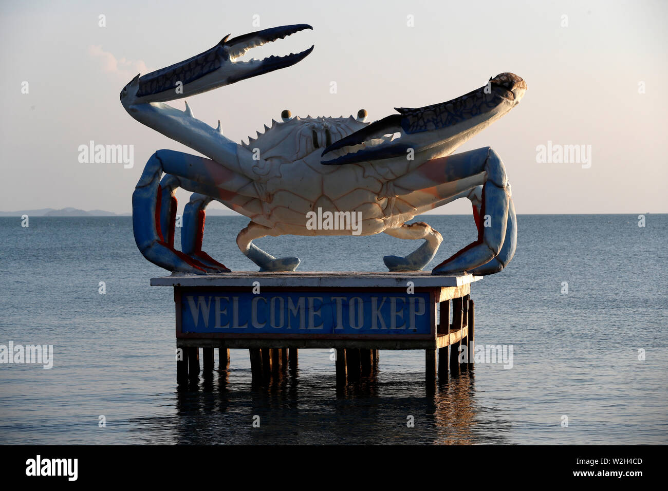 Übergroße Statue einer Krabbe aus dem Meer vor der Küste steigende freundliche Menschen, Kep und zeigen, was da so berühmt ist. Kep. Kambodscha. Stockfoto