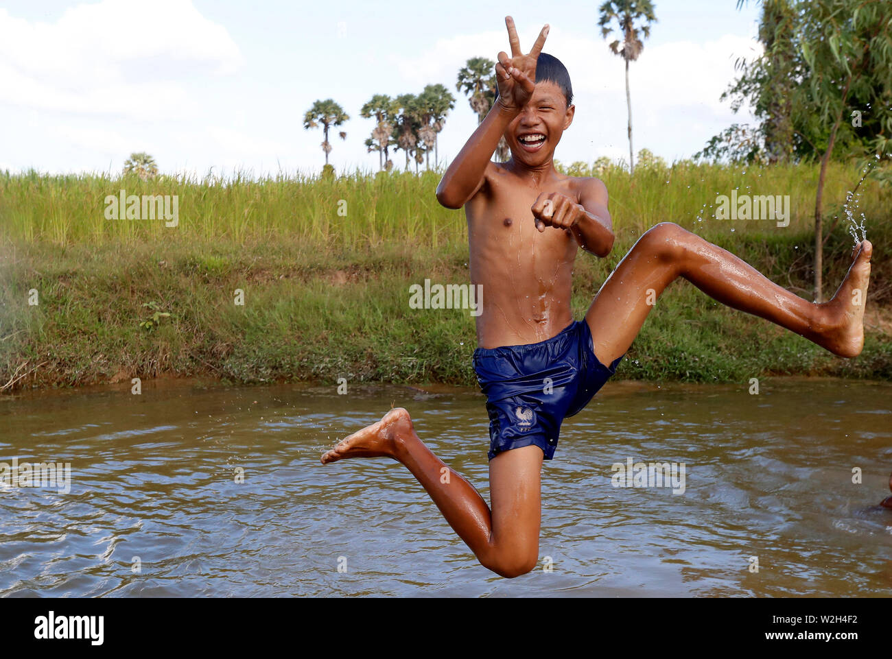 Teenager beim Sprung in den Fluss. Kep. Kambodscha. Stockfoto