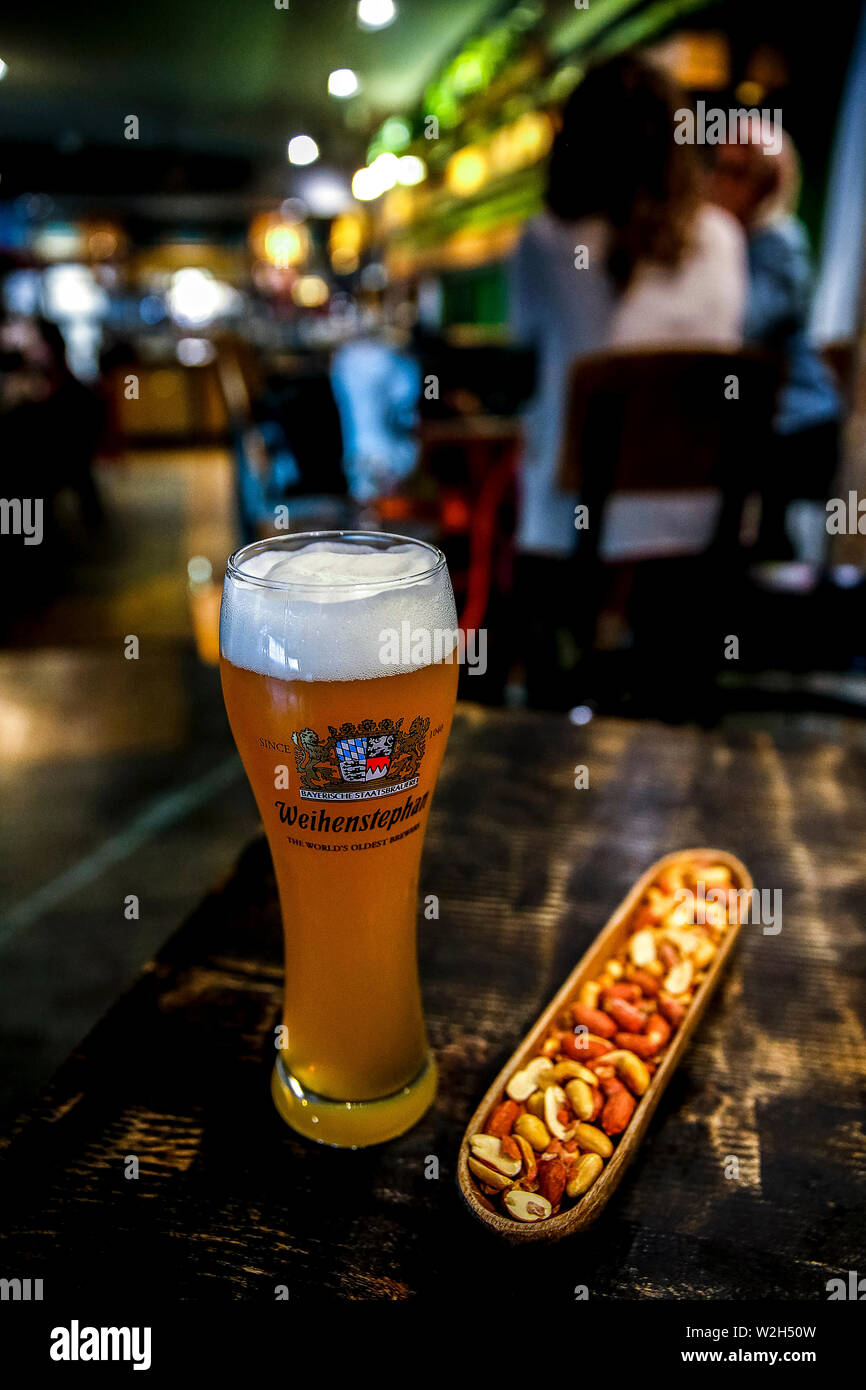 Bier und Nüsse in der Lounge eines Ramallah Hotel, West Bank, Palästina  Stockfotografie - Alamy