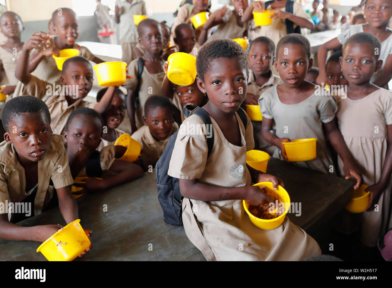 Die Verteilung von Nahrungsmitteln in einem afrikanischen Grundschule. Lome. Togo. Stockfoto