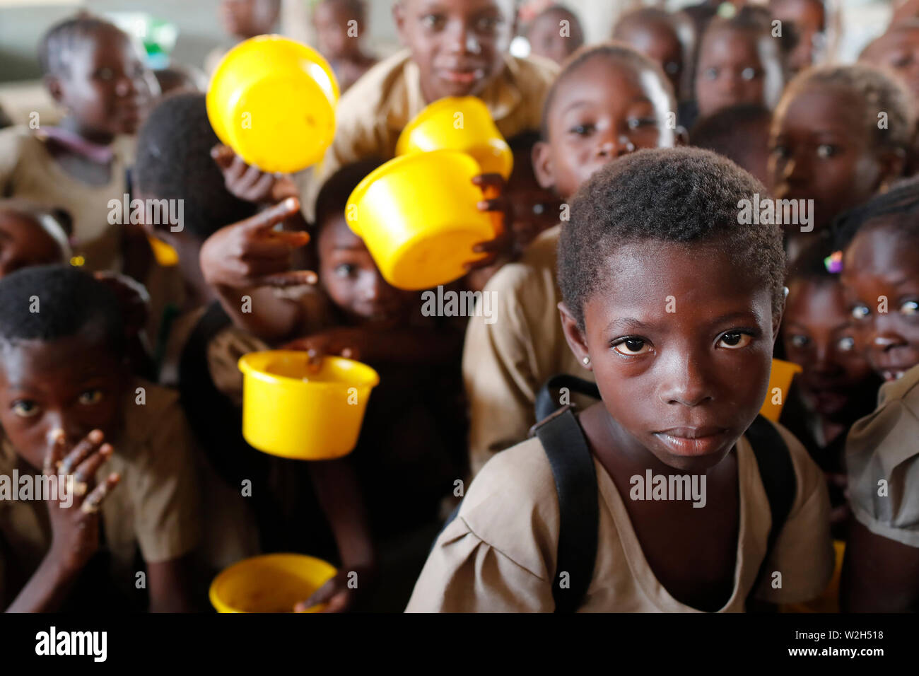 Die Verteilung von Nahrungsmitteln in einem afrikanischen Grundschule. Lome. Togo. Stockfoto