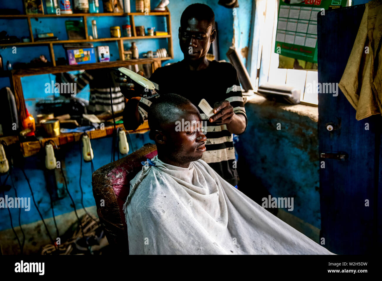 Friseursalon in Korbongou, Togo. Stockfoto