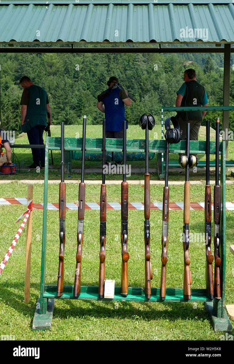 Schrotflinten stand in der Waffe Rack im Sicherheitsbereich am Schießstand. Stockfoto