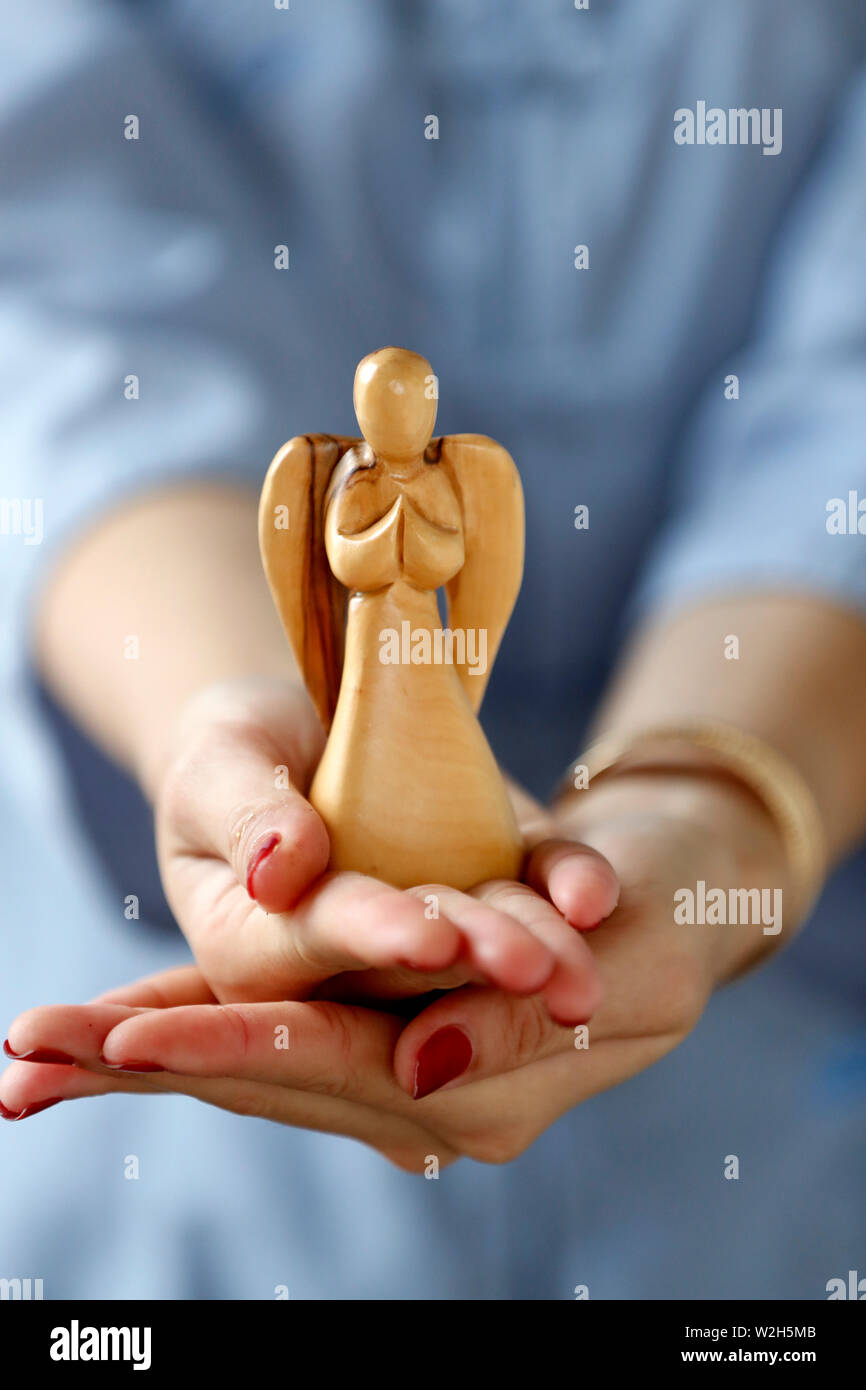 Hände von einer Frau mit einem Engel. Close-up. Stockfoto
