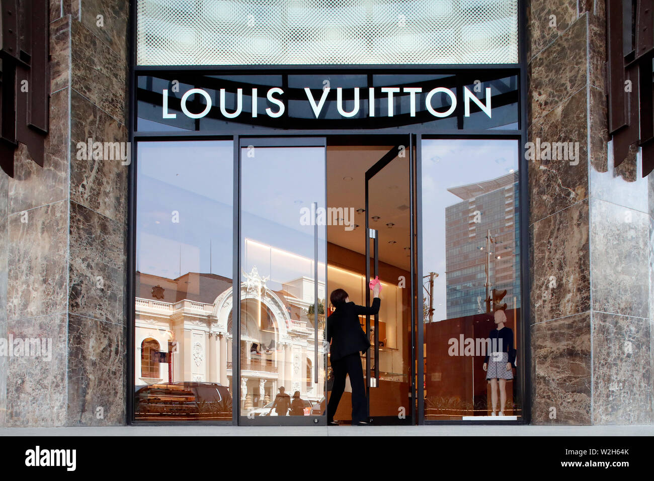 Die Louis Vuitton Label Shop in der Einkaufsstraße Dong Khoi im Bezirk 1.  Ho Chi Minh City. Vietnam Stockfotografie - Alamy