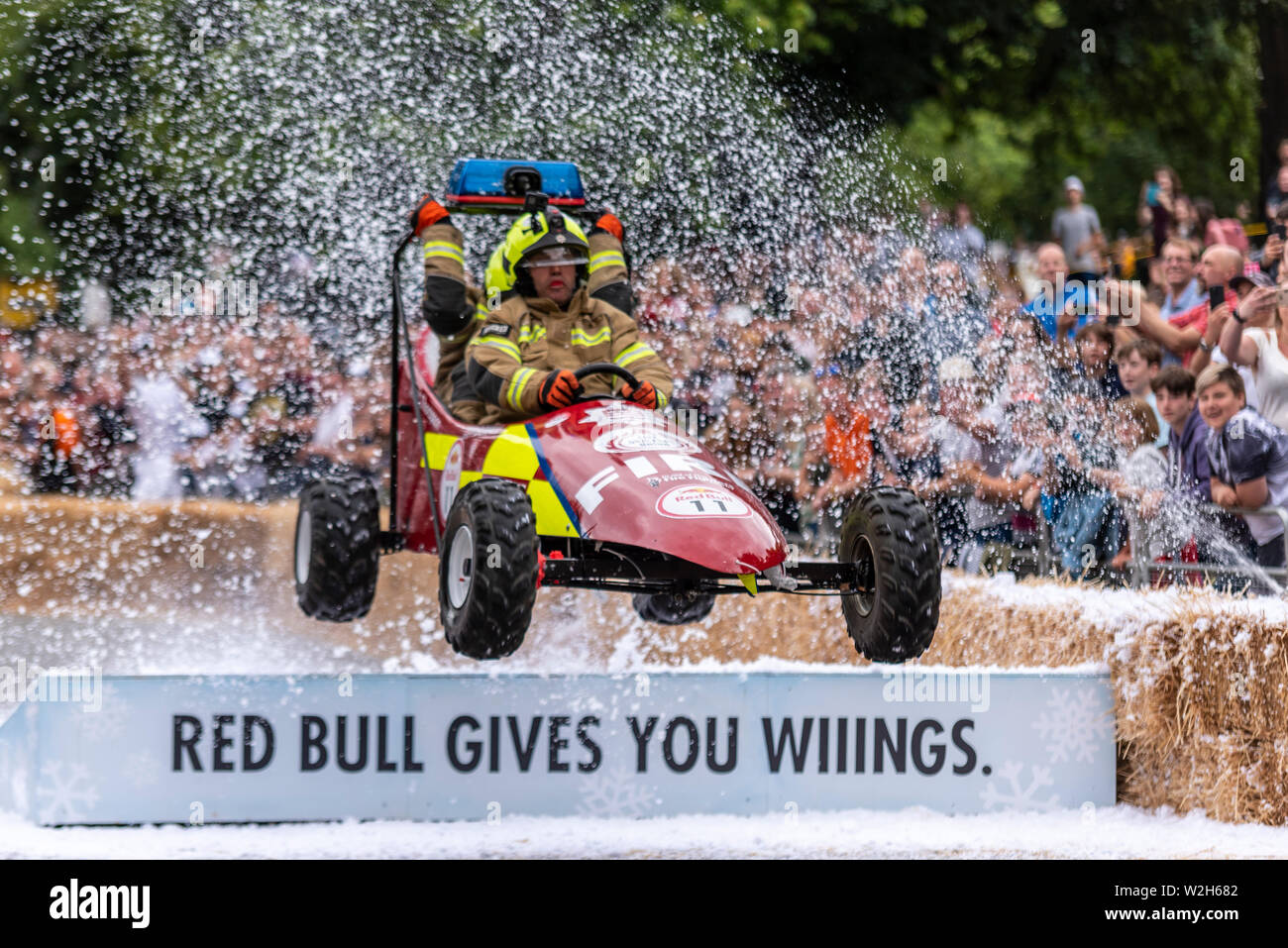 Hot Runnings konkurrieren in der Red Bull Seifenkistenrennen 2019 an Alexandra Park, London, UK. Sprung über Rampe. Mit bob durch GB Bob Team gespendet Stockfoto