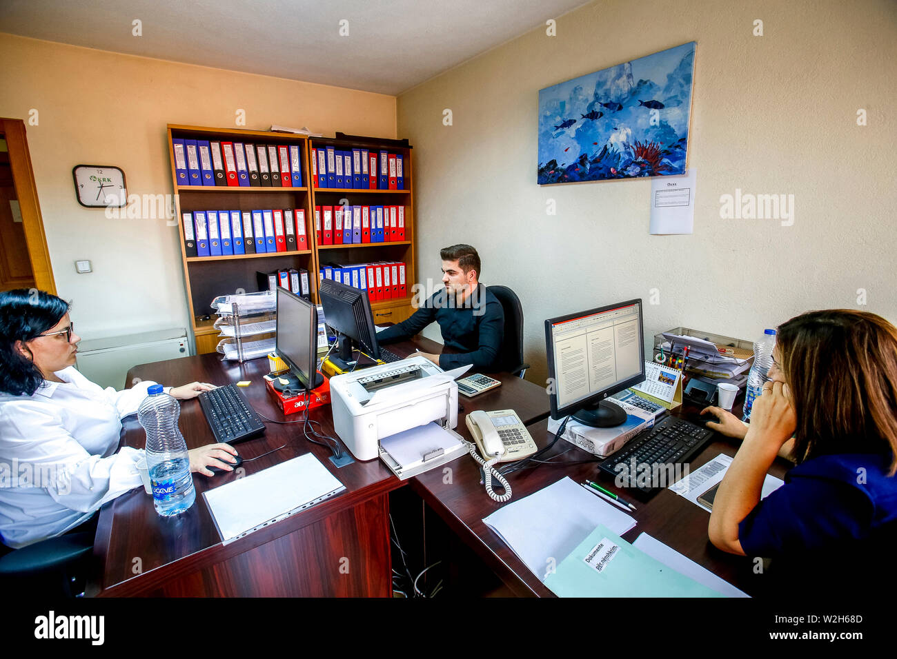 KRK AG Mitarbeiter bei der Arbeit in Pristina, Kosovo. Stockfoto