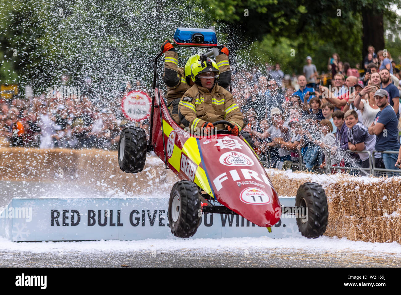 Hot Runnings konkurrieren in der Red Bull Seifenkistenrennen 2019 an Alexandra Park, London, UK. Sprung über Rampe. Mit bob durch GB Bob Team gespendet Stockfoto