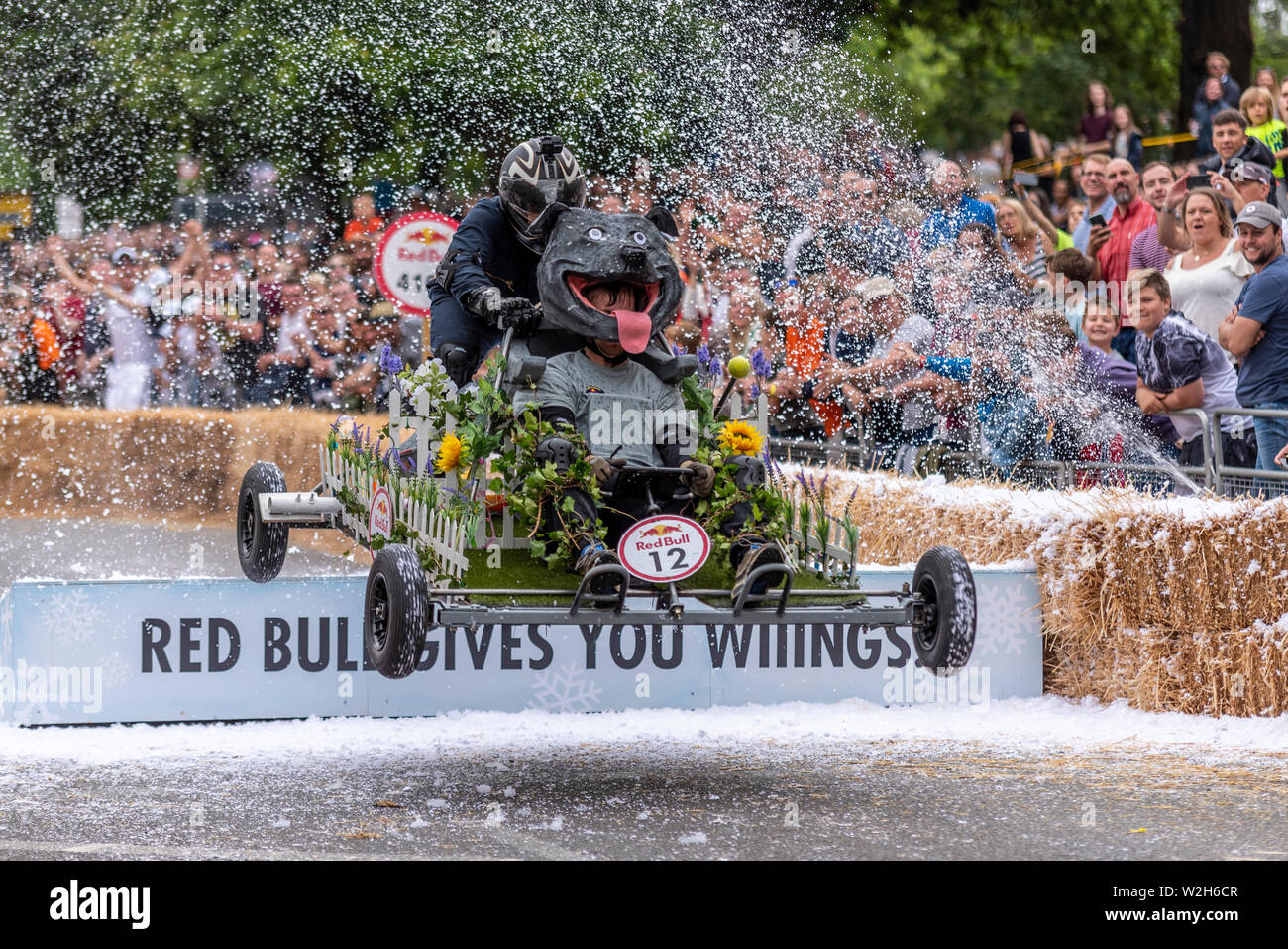 Staffy Bull Team konkurrieren in der Red Bull Seifenkistenrennen 2019 an Alexandra Park, London, UK. Sprung über Rampe mit Menschen Stockfoto