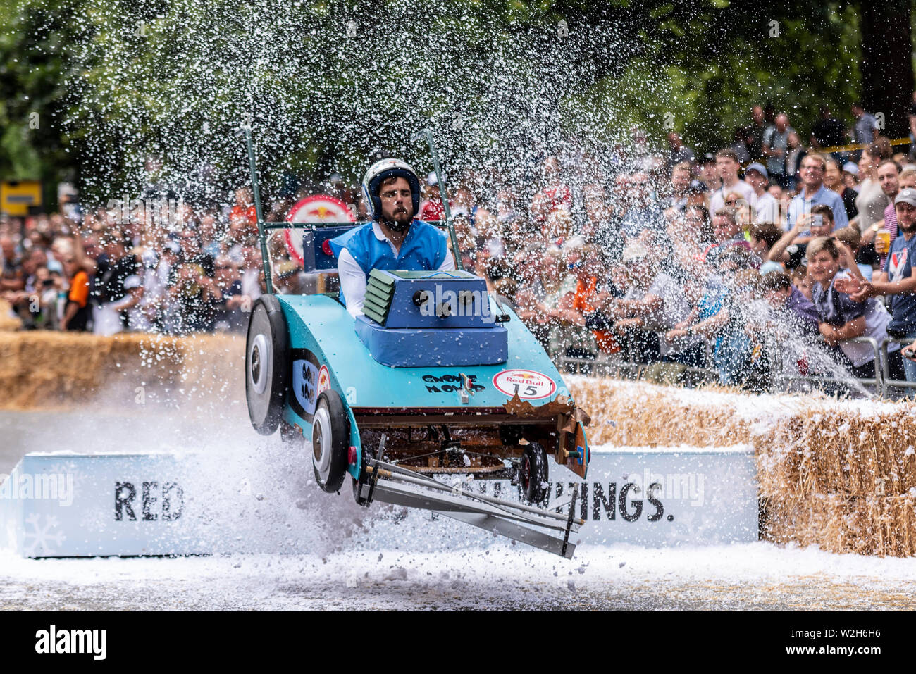 Gnomemower konkurrieren in der Red Bull Seifenkistenrennen 2019 an Alexandra Park, London, UK. Sprung über Rampe mit Menschen Stockfoto