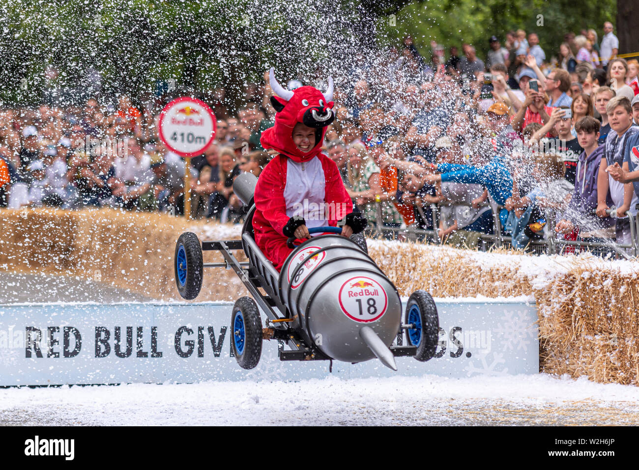 Bulls Eye giant Dart konkurrieren in der Red Bull Seifenkistenrennen 2019 an Alexandra Park, London, UK. Sprung über Rampe mit Menschen Stockfoto