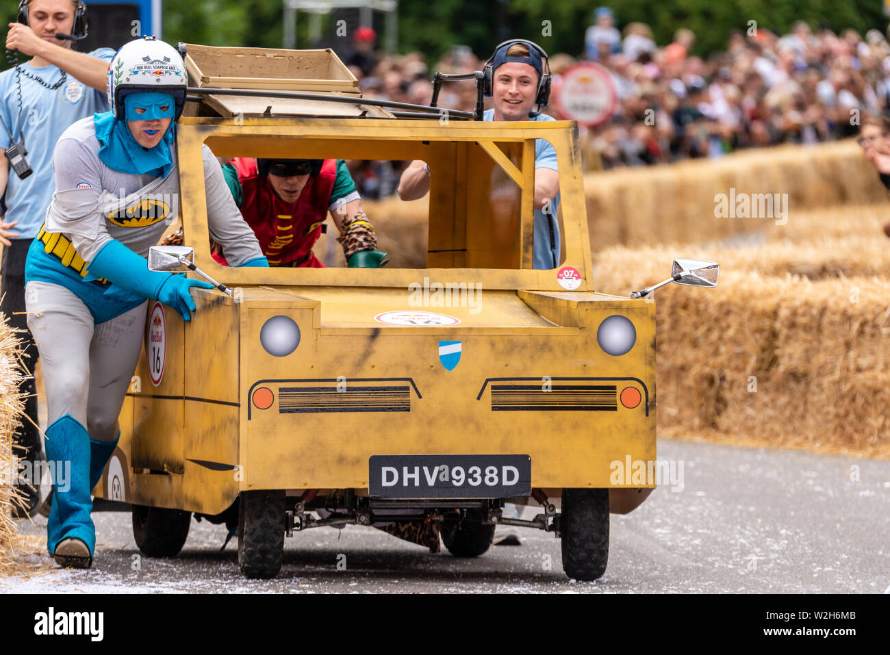 Schöne Jubblys nur Dummköpfe und Pferde konkurrieren in der Red Bull Seifenkistenrennen 2019 an Alexandra Park, London, UK. Batman und Robin drücken Reliant Warenkorb Stockfoto