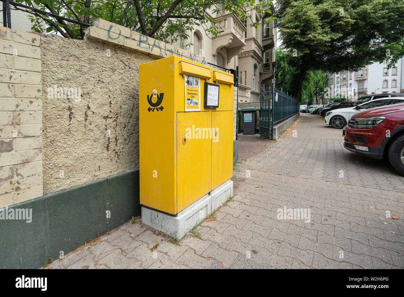 Frankfurt am Main, Juli 2019. Die Box lettes der Deutschen Post auf einem Bürgersteig in der Stadt Stockfoto