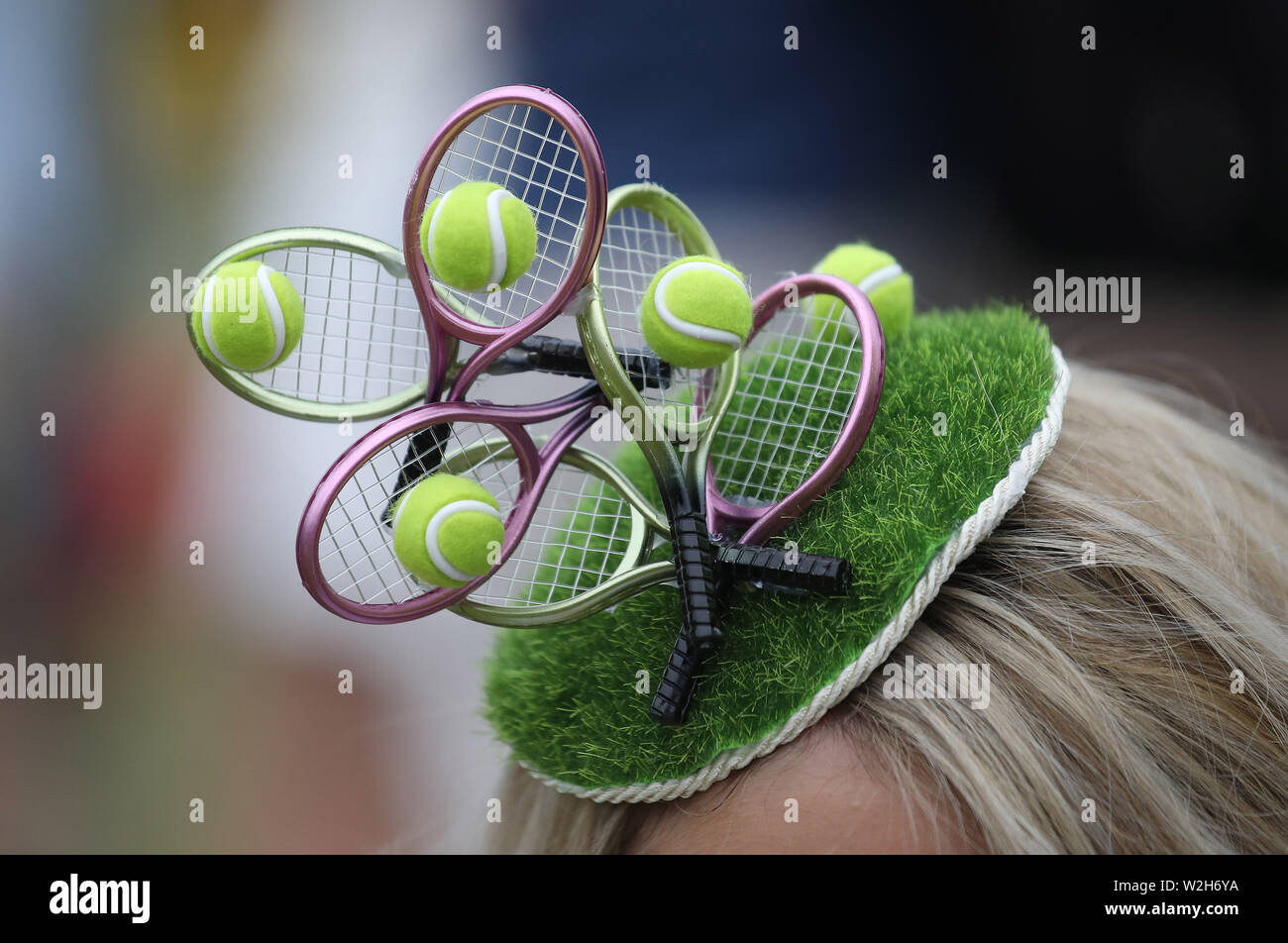 Victoria Wright, mit einem Hut, machte sie, Queuing in Wimbledon Park am Tag acht der Wimbledon Championships in der All England Lawn Tennis und Croquet Club, London. Stockfoto
