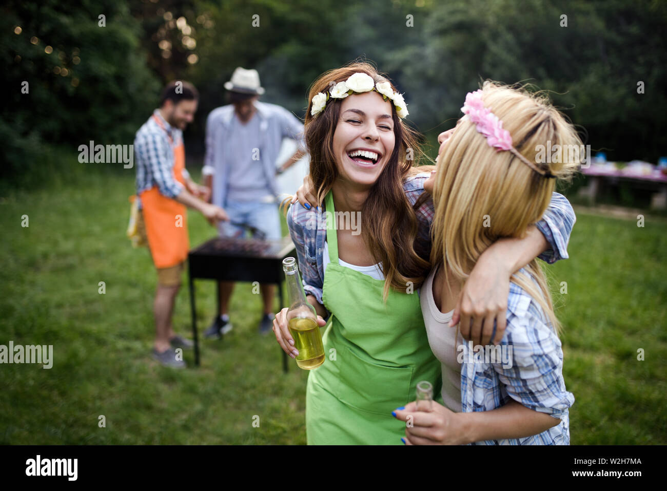 Freunde in einem Grillfest in der Natur Stockfoto