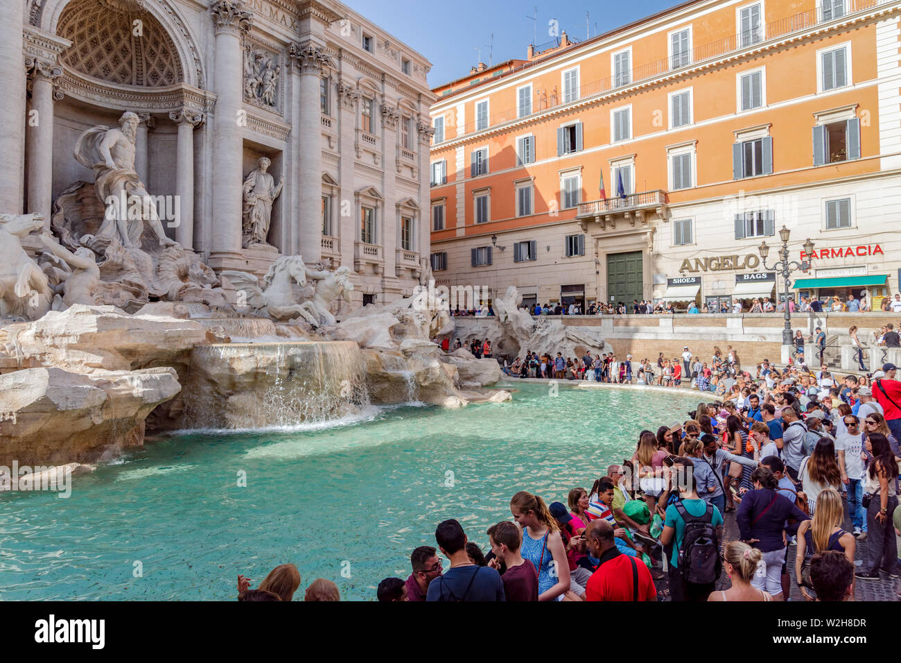 Vor der Trevi Brunnen - Rom, Italien Menge Stockfoto