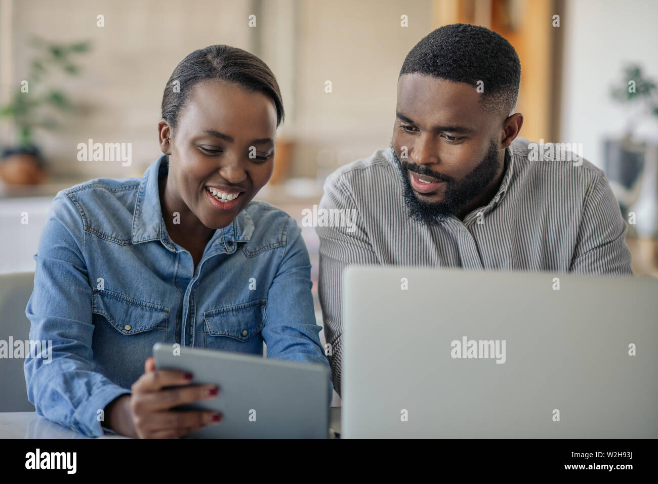 Lachelnden Jungen Afrikanischen Amerikanischen Paar Zusammen Zu
