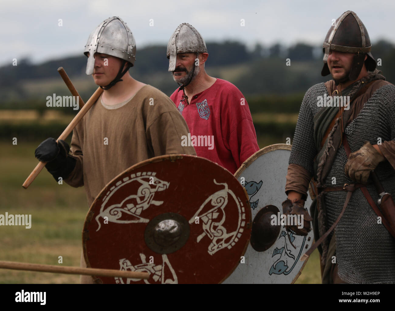 Die Wikinger - drei Nordmänner, von denen zwei die Schilde sind Stockfoto