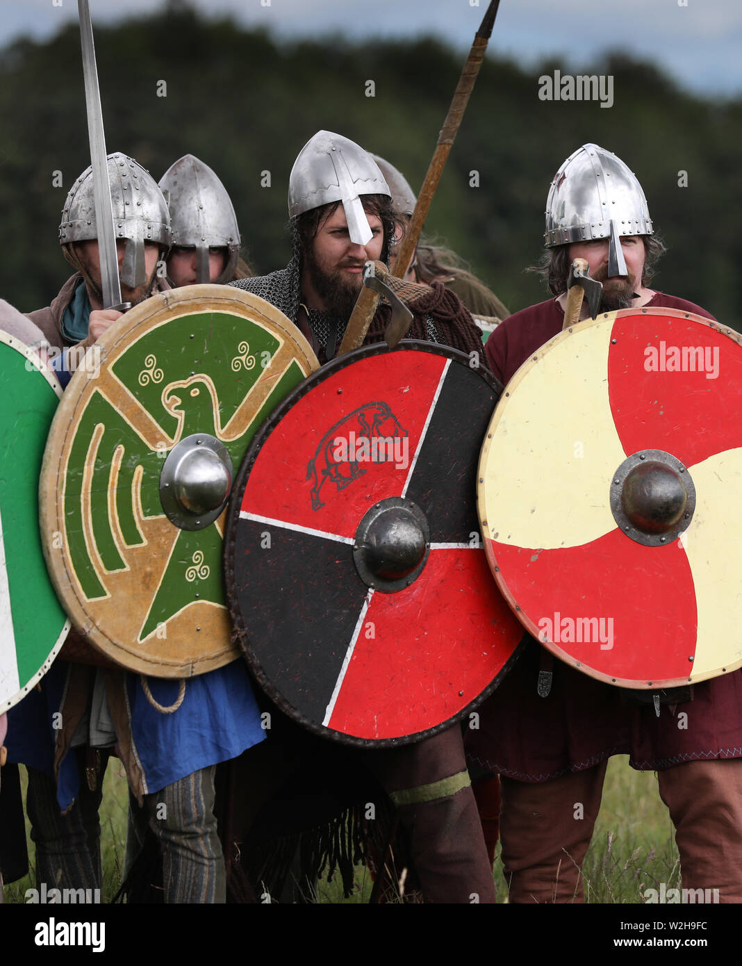 Die Wikinger - sie zeigen die Nordischen Krieger Verriegelung Schild an der Wand Stockfoto