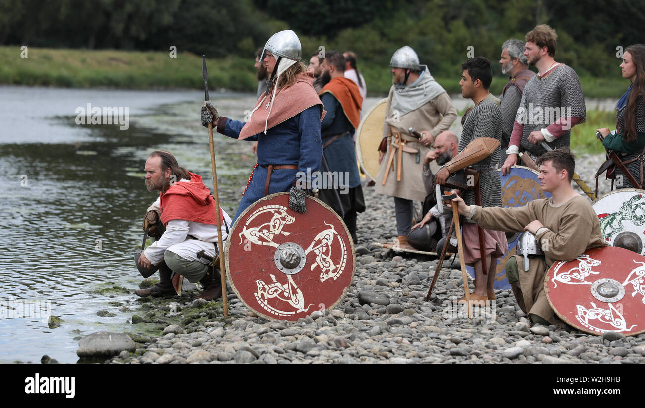 Viking Re-enactment-Gruppe neben einem Fluss ausruhen Stockfoto