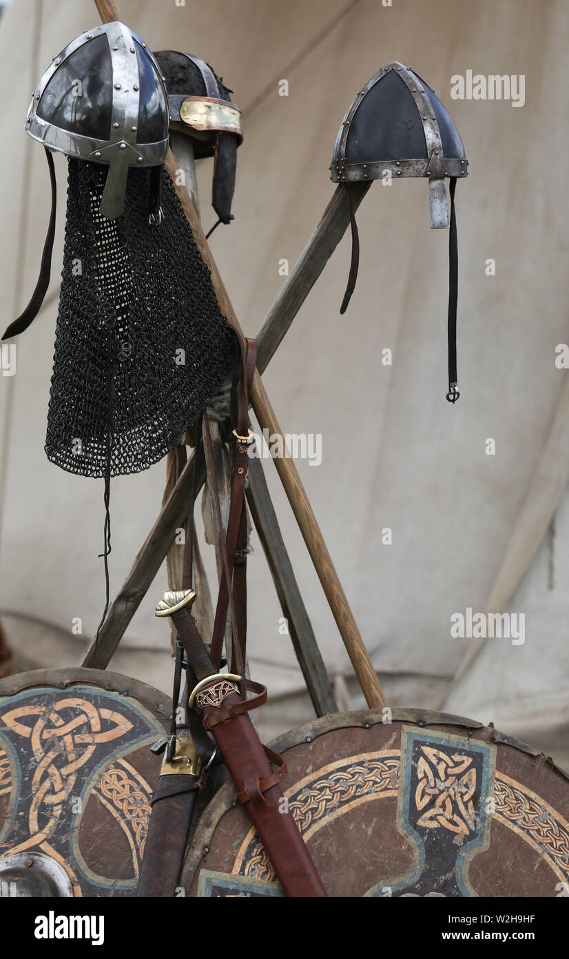 Die Wikinger - Wikinger Rüstung, Mail, Helme, Schilde und sheafed Schwert Stockfoto