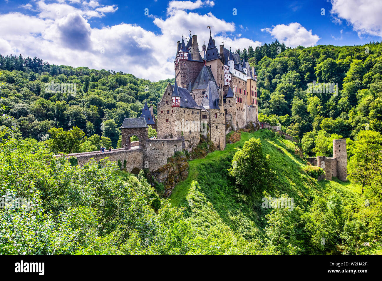 Burg Eltz oder Burg Eltz. Mittelalterliche Burg auf den Hügeln oberhalb der Mosel. Rheinland-pfalz Deutschland. Stockfoto