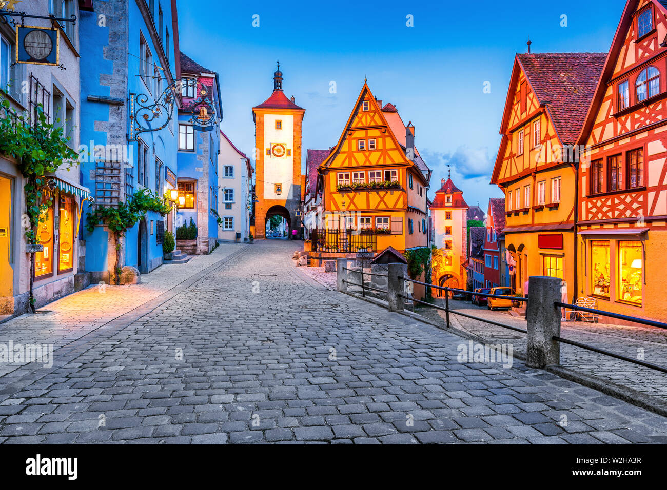 Rothenburg ob der Tauber, Deutschland. Mittelalterliche Stadt Rothenburg bei Nacht. Stockfoto