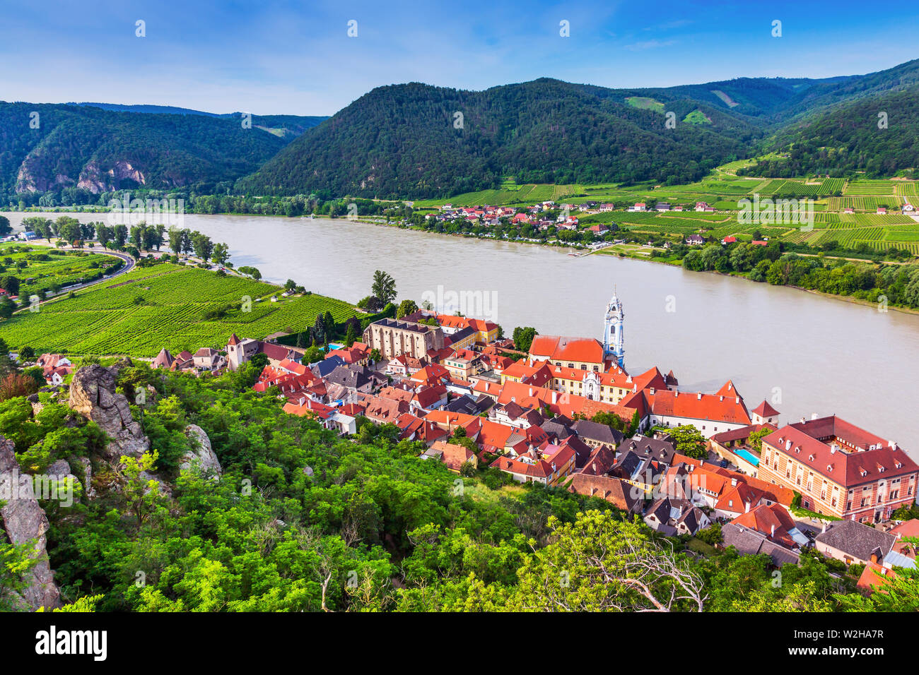 Wachau, Österreich. Die mittelalterliche Stadt Durnstein entlang der Donau. Stockfoto