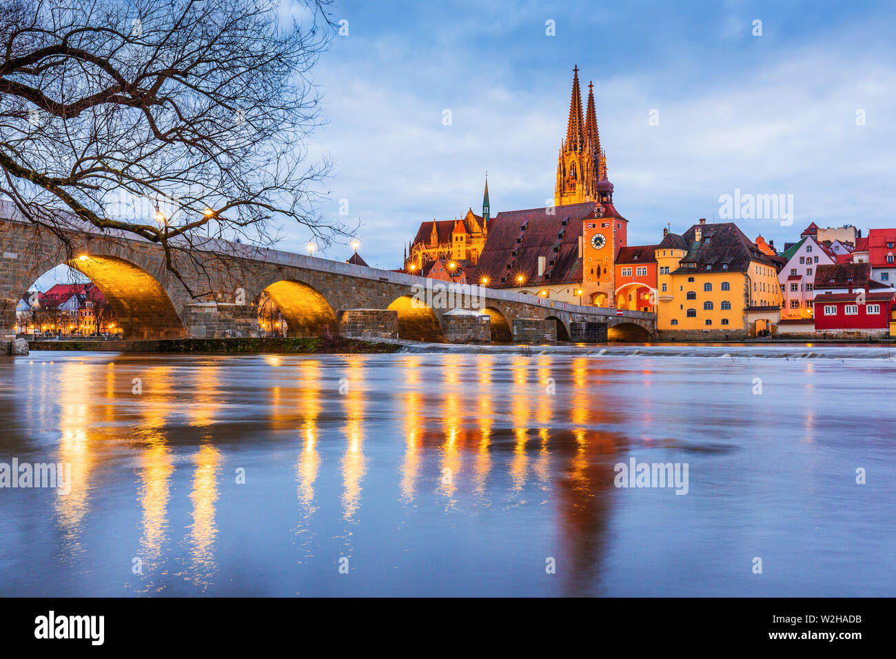 Regensburg, Deutschland. Blick von der Donau Regensburger Dom und Steinerne Brücke. Stockfoto