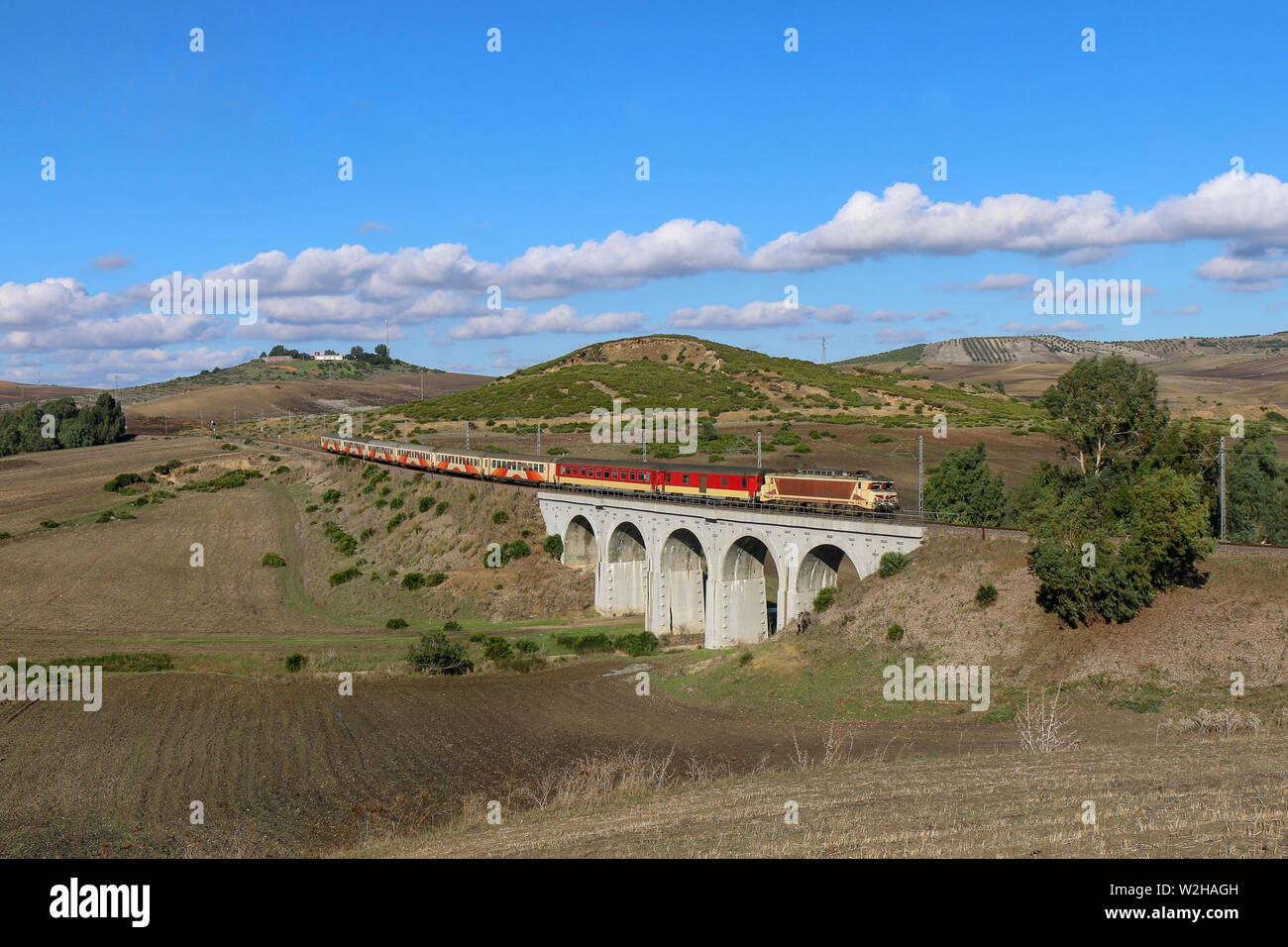 Mit dem Zug durch die marokkanische Gebirge Stockfoto