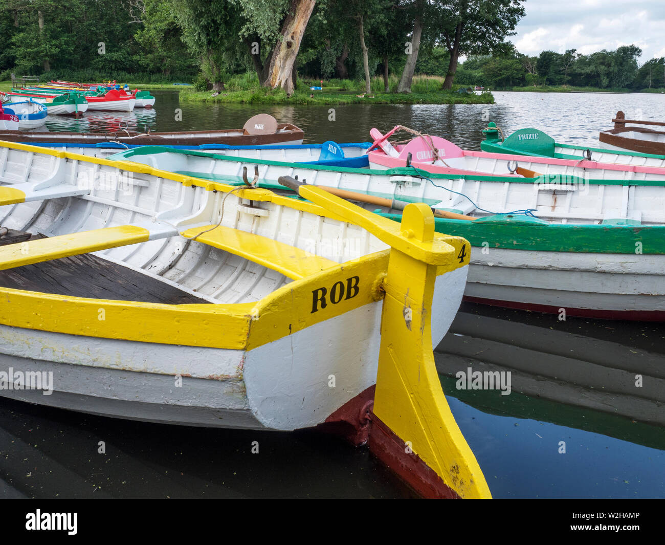 Bunte Ruderboote auf dem Meare in Damme Suffolk England Stockfoto
