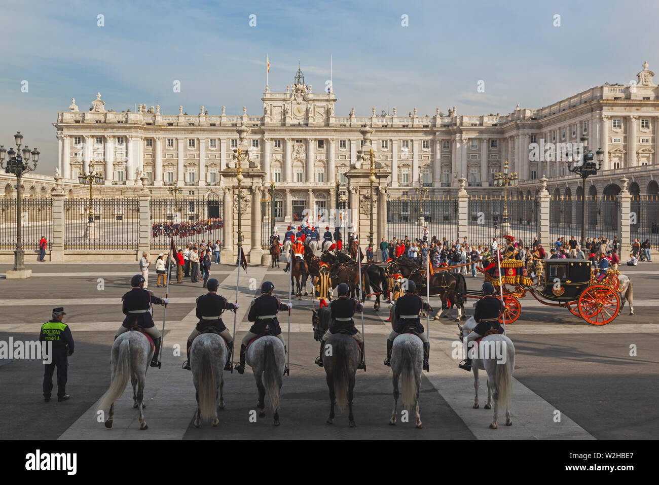 Madrid, Spanien. Reisebus mit einem Botschafter in Spanien zum Königlichen Palast für die Präsentation von Anmeldeinformationen Zeremonie. Stockfoto