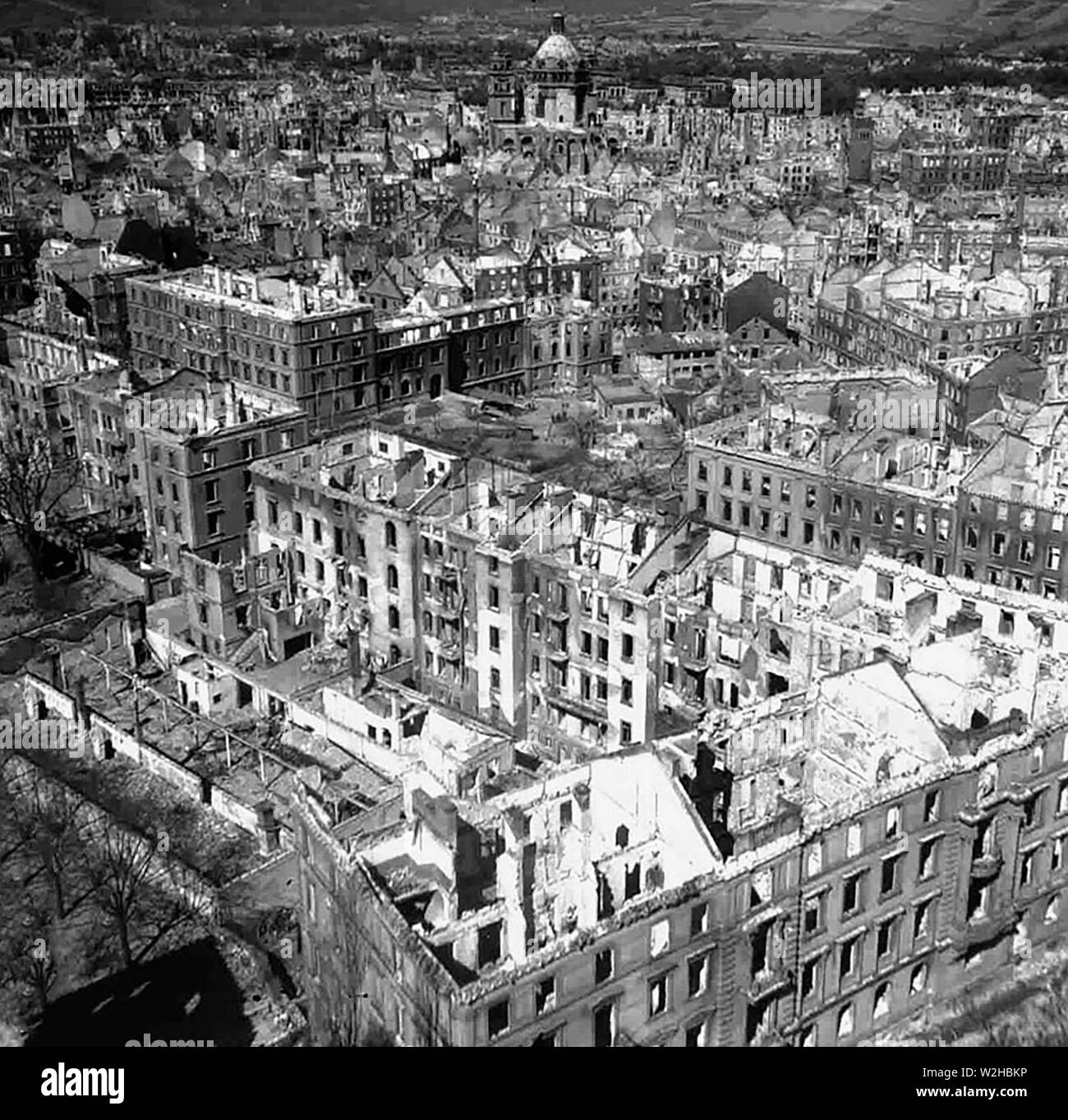 Luftbild der Innenstadt der zerstörten Würzburg im Herbst 1945, aus dem Osten genommen Stockfoto