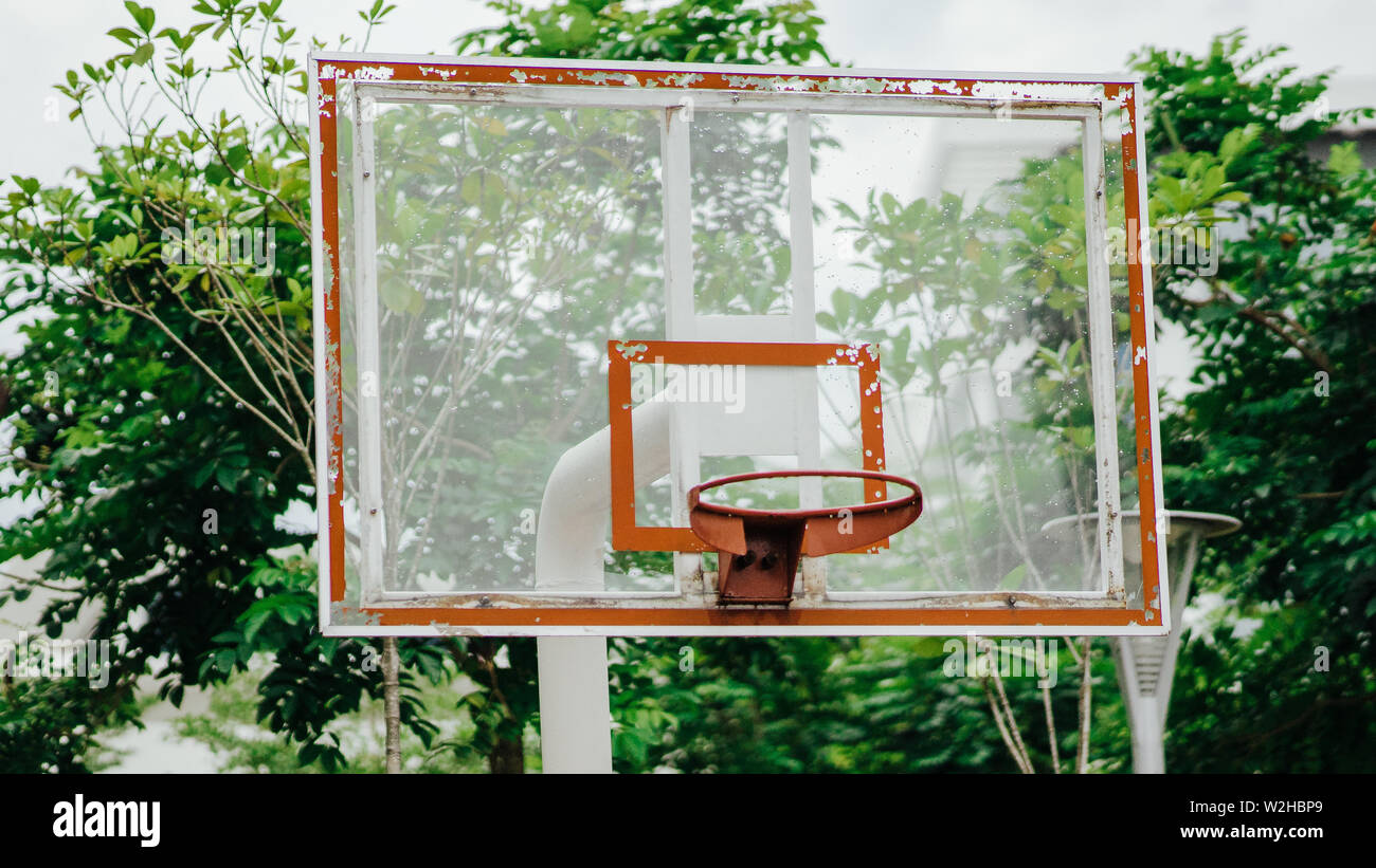 Outdoor Basketball in einem öffentlichen Park. Stockfoto