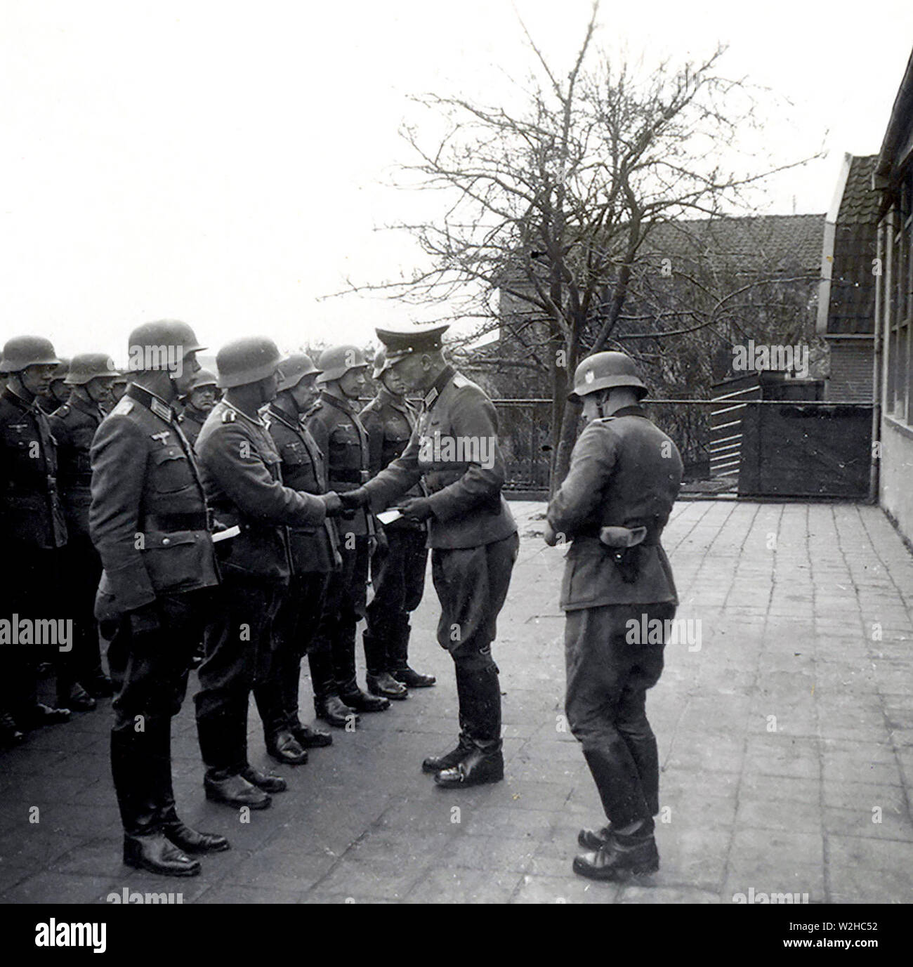 Präsentation der ehrenamtlichen Kreuz deutsche Truppen auf dem Platz vor der Reformierten Kirche in Agde Niederlande Ca. 1942 Stockfoto