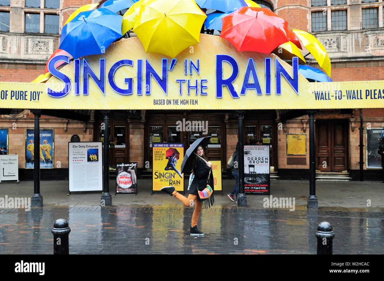 Ein Tourist stellt außerhalb Palace Theatre, London, UK Stockfoto
