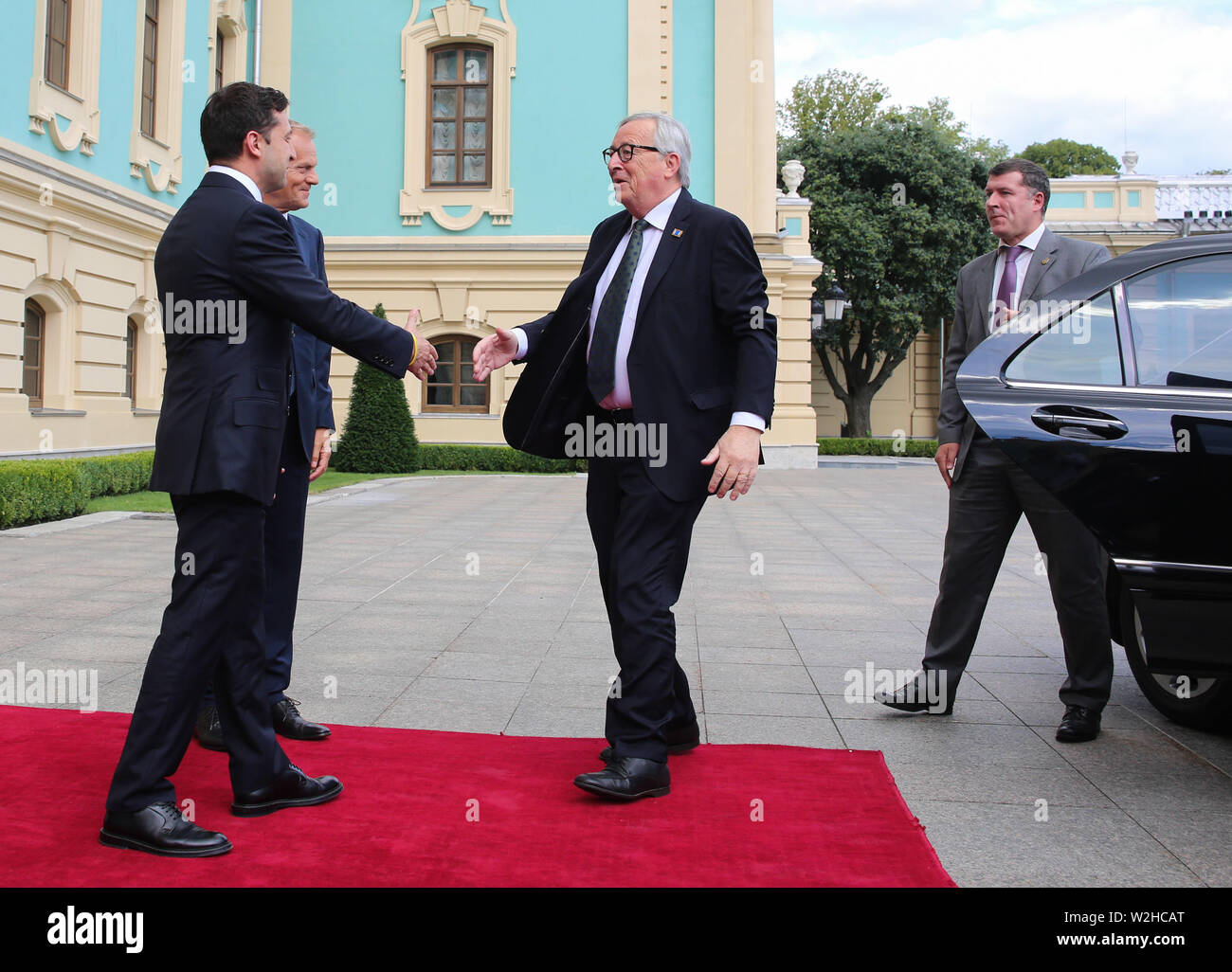 Kiew, Ukraine. 8. Juli, 2019. Präsident der Ukraine Volodymyr Zelenskiy und amtierende Präsident des Europäischen Rates Donald Tusk treffen der Präsident der Europäischen Kommission, Jean-Claude Juncker, der vor dem Gipfel in Kiew, Ukraine, 8. Juli 2019. Das 21. Gipfeltreffen EU-Ukraine findet in Kiew mit Besuch des Präsidenten des Europäischen Rates und der Europäischen Kommission. Credit: sergii Kharchenko/ZUMA Draht/Alamy leben Nachrichten Stockfoto